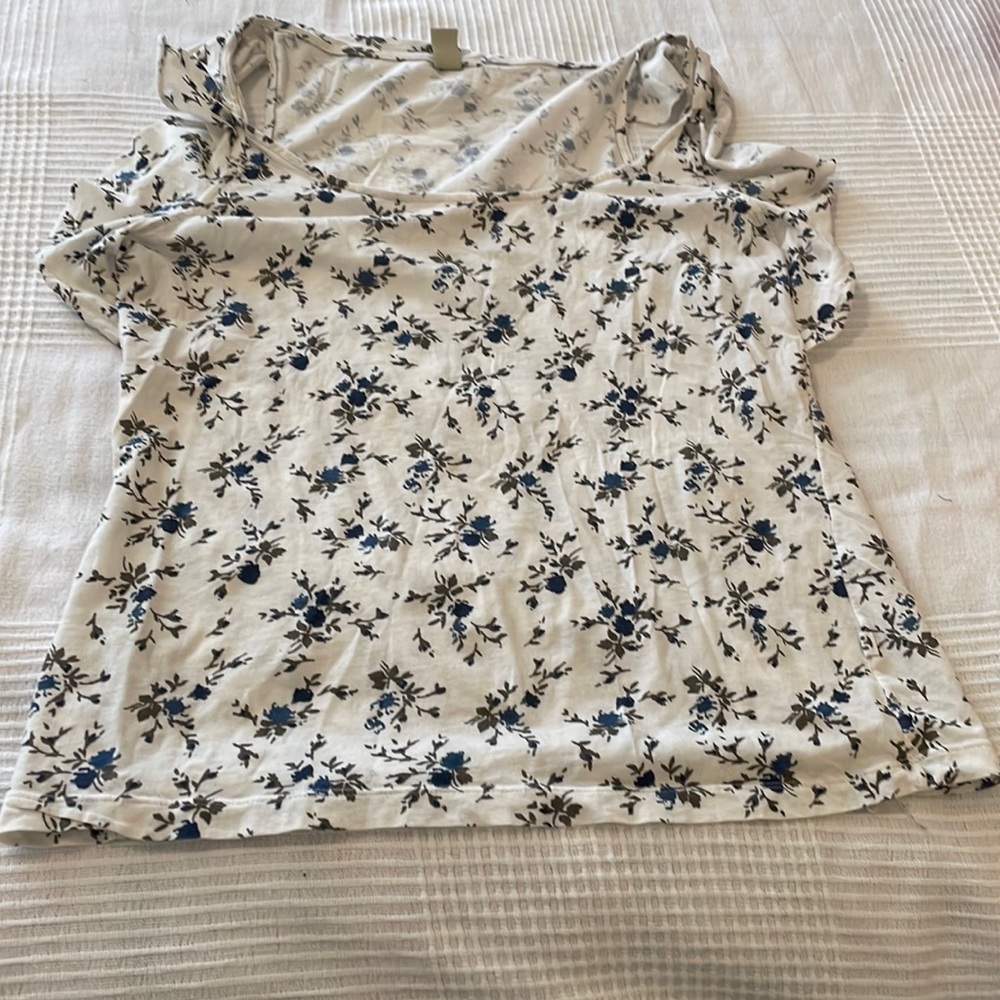 100% cotton floral top. Made in Colombia. Floral pattern, blue, brown and ivory.